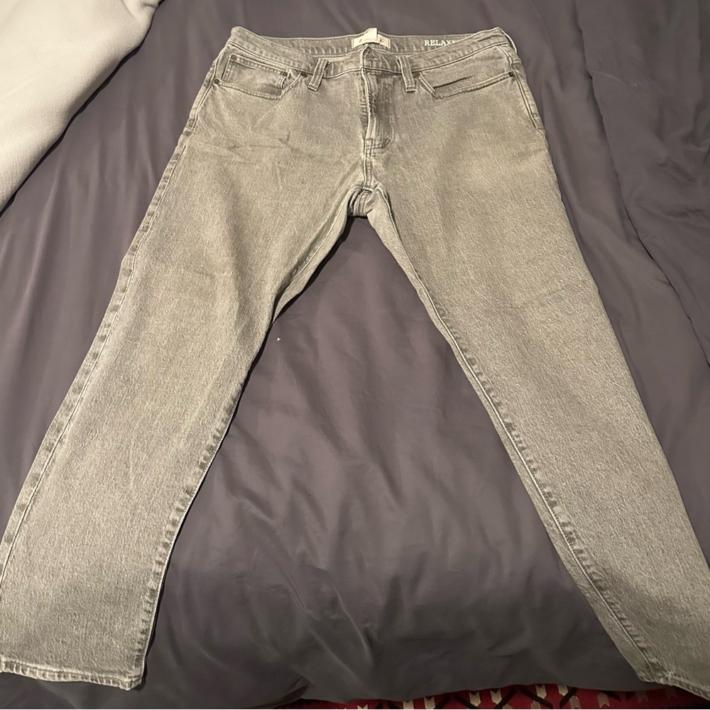 Madewell Relaxed Taper Jeans in Light Gray (36/32)